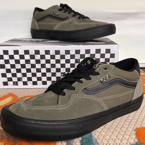 Vans WMNS Rowan Olive/Black
VN0A5JICBIQ
Sneakers - Picture 2 of 16